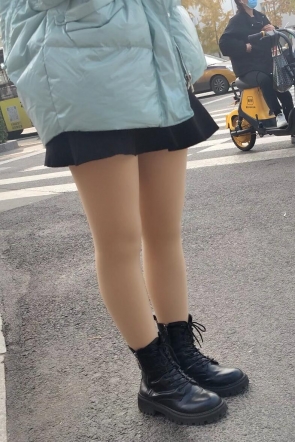 4k街拍过马路的羽绒服肉丝